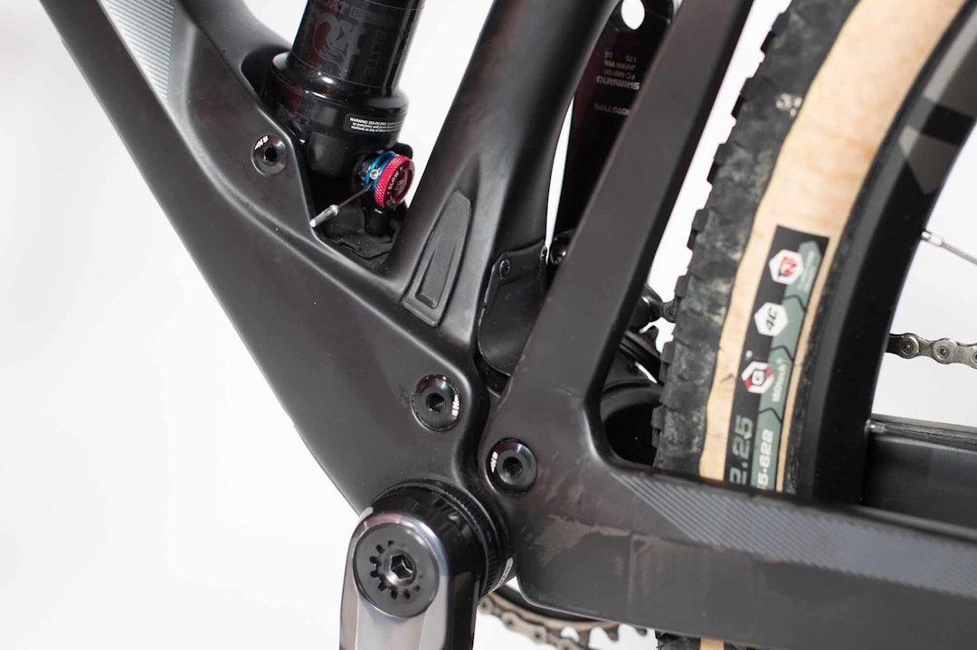 GJØRMEDEKSEL: Gummikappen mellom setestagene hindrer gjørme fra å pakke seg mellom rammedelene. GJØRMEDEKSEL: Gummikappen mellom setestagene hindrer gjørme fra å pakke seg mellom rammedelene.