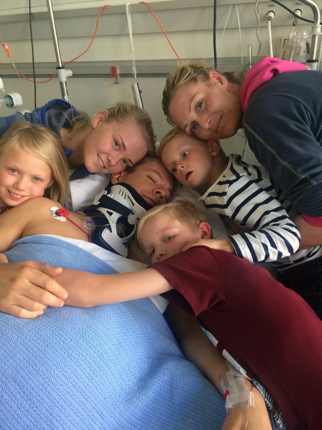 Sigurd Groven på sjukehuset sammen med familien etter stisykkelulykken i Lom. Foto: Privat
