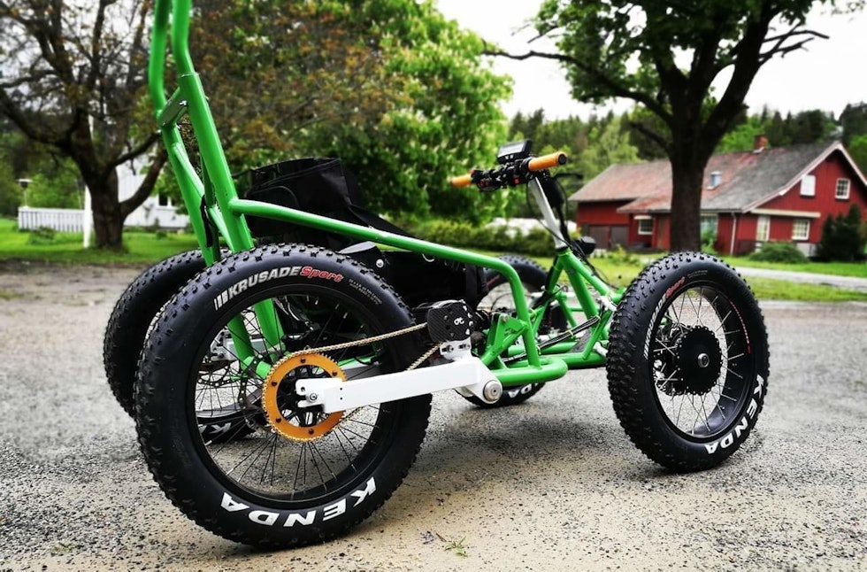 Den nye stisykkelen til Sigurd Groven har blant annet navmotor på forhjulene og kjededrift på bakhjulene, fatbikehjul og dempere på alle fire hjulene. Foto: Privat
