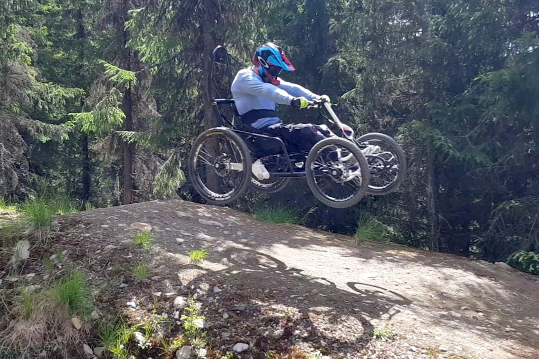 Sigurd Groven elsker å ha luft under hjulene når han sykler, her på tur med en av de andre syklene sine. Foto: Privat