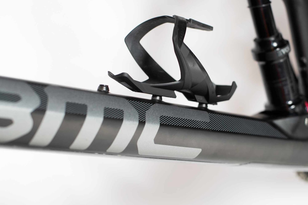 EKSTRA HULL: Ønsker du flaskeholderen høyt på underrøret kan du feste den i de to øverste hullene. EKSTRA HULL: Ønsker du flaskeholderen høyt på underrøret kan du feste den i de to øverste hullene.