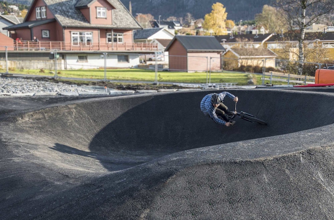 FINE DOSERINGER: Nok av svinger å boltre seg i. Foto: Rekkje Stiutvikling pumptrack jørpeland