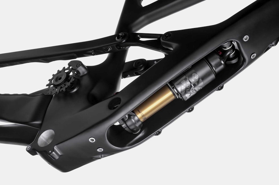 UNDER: Bakdemperen ligger integrert i underrøret. Her er dekselet som ligger foran fjernet for bildets skyld. cannondale jekyll 2021 endurosykkel terrengsykkel