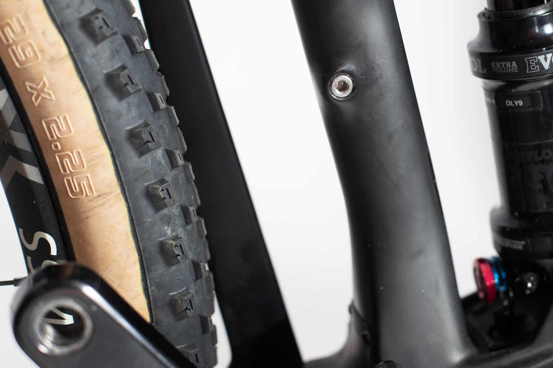 SETEPINNEKLEMME: Skruen langt nede på seterøret lar deg justere setehøyden. Den integrerte senkepinnen lar seg justere 90 mm i høyden. SETEPINNEKLEMME: Skruen langt nede på seterøret lar deg justere setehøyden. Den integrerte senkepinnen lar seg justere 90 mm i høyden.