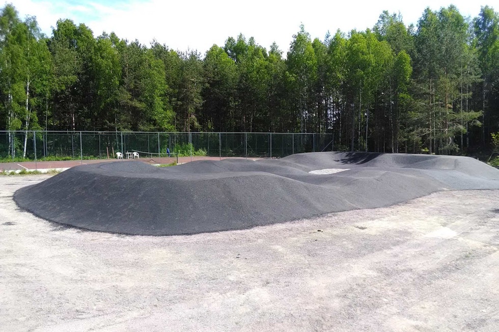 FERDIG: Bokstavelig talt en rykende fersk pumptrack som nettopp har fått asfalt. Foto: Rune Høydahl pumptrack sande
