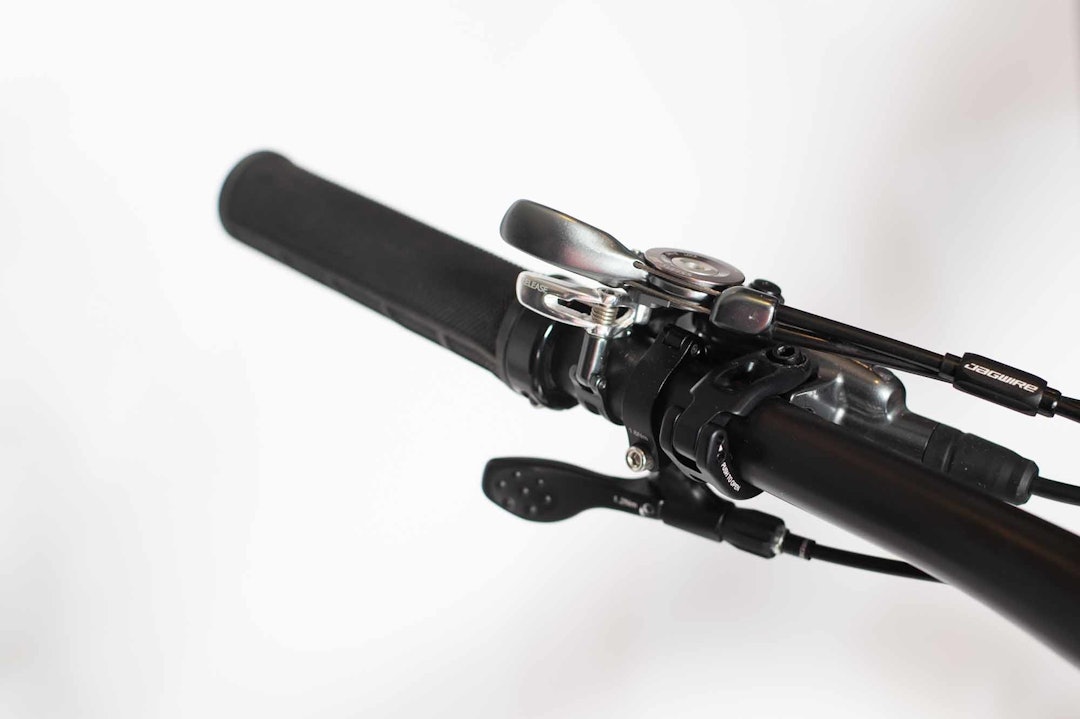 BRYTERE: Senkepinnebryter i plast og DT-bryter som justerer demperen i tre nivåer - åpen, medium og låst. BRYTERE: Senkepinnebryter i plast og DT-bryter som justerer demperen i tre nivåer - åpen, medium og låst.