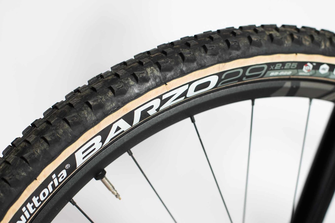 VANLIGVIS GODE: Vittoria Barzo er vanligvis gode dekk i terrenget. Våre dekk var blitt gamle og glatte på vått føre. VANLIGVIS GODE: Vittoria Barzo er vanligvis gode dekk i terrenget. Våre dekk var blitt gamle og glatte på vått føre.