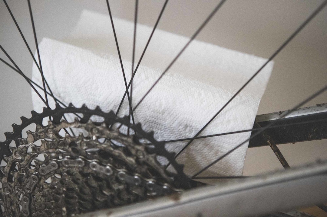 DEKK TIL: Det kan være lurt å dekke til bremsekivene på sykkelen din før du smører kjedet, så du er sikker på at du ikke får smøremiddel på dem. smøre kjedet sykkel