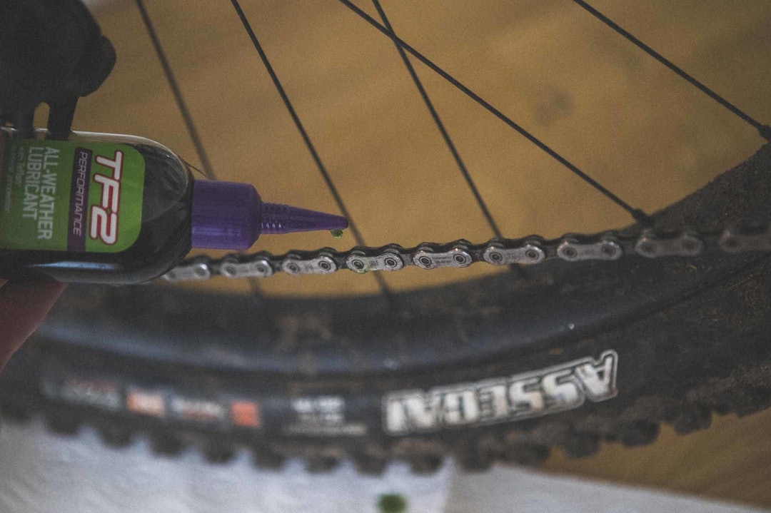 OLJE: Legg på smøremiddelet på innsiden av kjedet. Smøringen skal altså oppå disse små leddene, slik at det dras med inn i kjedet. Det har ingen hensikt å dynke kjedet i smøremiddel fra andre vinkler. smøre kjede sykkel