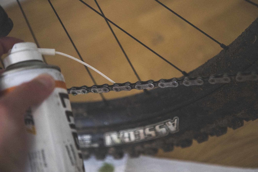 SPRAY: Du kan også bruke et spray-basert smøremiddel. Men pass på at du ikke får dette på bremseskivene. Små partikler kan sprute over på bremseskivene, og da må du i verste fall bytte bremseklosser og skive. Du kan løse dette både ved å dekke til bremseskivene, og påføre sprayen framme ved kranken. smøre kjede sykkel