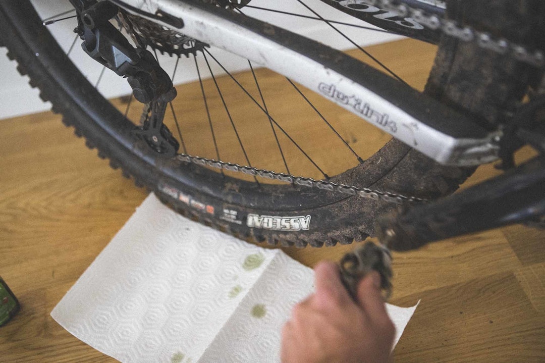 DRA INN: Når du har lagt på et lag med smøring, dra pedalene bakover, slik at oljen dras inn i kjedet. smøre kjedet sykkel