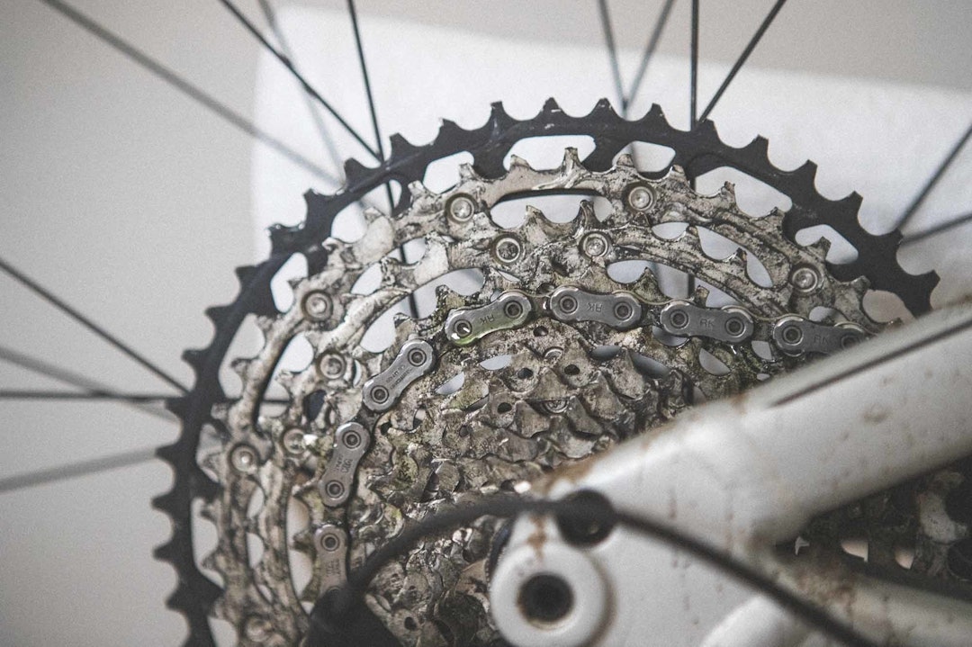 SLIK SKAL DET IKKE SE UT: Hvis det fortsatt ligger smøremiddel på kjedet (som den grønne væsken på dette bildet), må du ta en runde til med tørkefilla. smøre kjedet sykkel