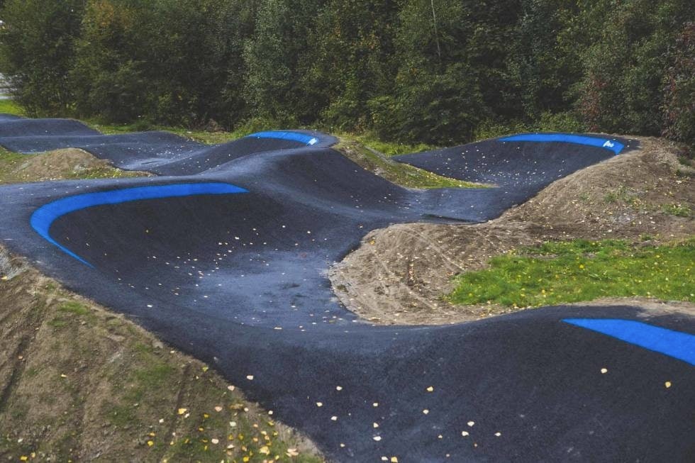 PUMPTRACK PÅ FLÅ: Dette er bare én av mange nye pumptracker i Norge. Foto: Kristoffer H. Kippernes pumptrack flå