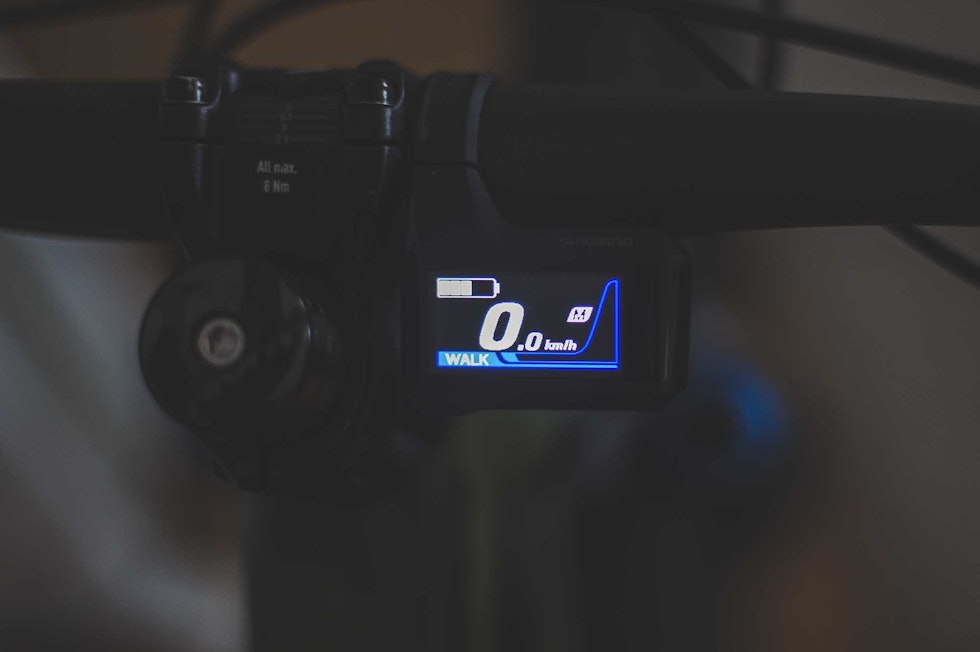 ØKNING: Du vil se på det blå feltet at solid farge fyller opp etter hvert som du får mer assistanse, akkurat som i de andre elsykkel-modusene på motoren fra Shimano. Foto: Kristoffer H. Kippernes. shimano ep8 elsykkel motor walk assist