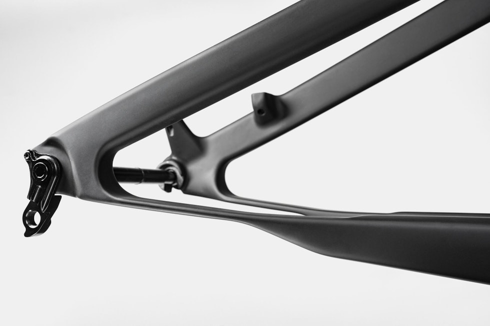 TYNT, JA: Kjedestagene er syltynne helt bak mot akslingen, for å gi etter.Foto: Cannondale cannondale-scalpel-kjedestag