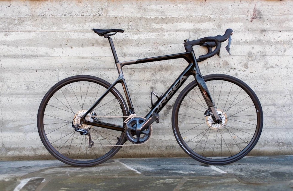 RYDDIG: Strøkent utseende og moderne rammefasong. Farge kan du også velge selv. Svart er et sikkert valg. Foto: Henrik Alpers test-av-orbea-orca-m20-team-crop1280