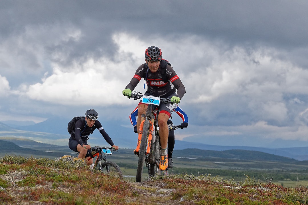 Evigunge Kjell Arild Lierhagen knekker seg opp over toppen. Foto: Ola Morken