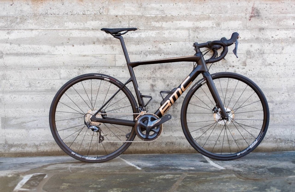 GYLLEN: BMC-sykkelen kommer med et lekkert gull-design og har mange fine detaljer. Foto: Henrik Alpers test-av-bmc-teammachine-slr-three-crop1280