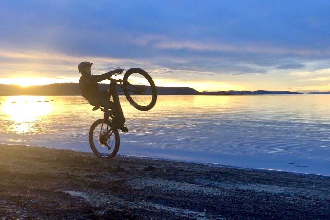 SISTE TIME: Lav sol på en av de siste sykkelturene i 2020.Foto: Christian Green stisykling verdal juletradisjon