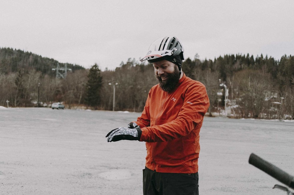 TRUR DU DET E GLATT? Når man har tatt valget er det ingen vei tilbake. Glasert grus på parkeringsplassen lover ikke godt når piggdekkene ligger hjemme. stisykling estenstadmarka trondheim