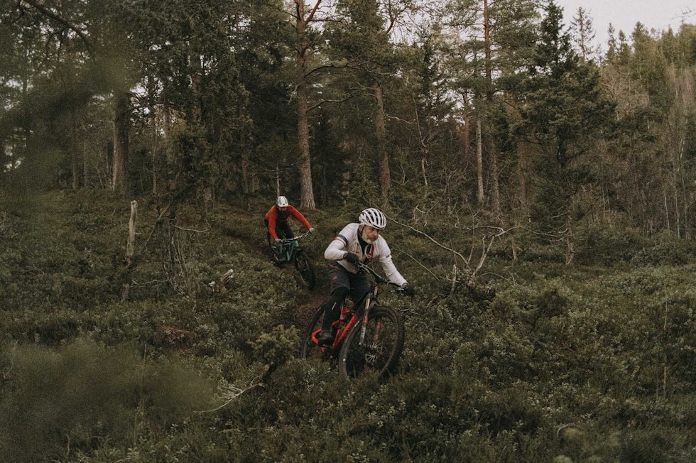 KOMPISJAG: Jørn Almberg med Jørgen Sæther på hjul ned mot parkeringsplassen ved Bekken. stisykling trondheim estenstadmarka