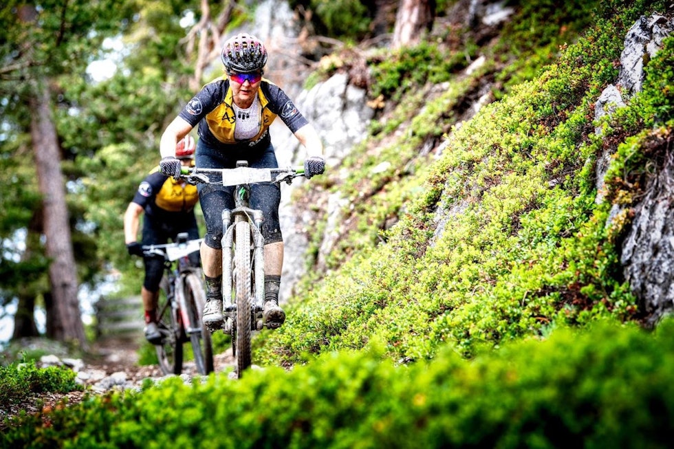 Synne Steinsland og Anders Seim knekker seg opp nok en teknisk stigning under Akps Epic: Foto: Remi Fabregue/Alps Epic Synne Steinsland og Anders Seim knekker seg opp nok en teknisk stigning under Akps Epic: Foto: Remi Fabregue/Alps Epic