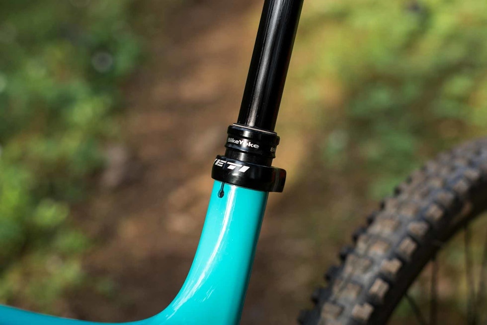 LANG: Senkepinnen fra BikeYoke har 185 millimeter vandring, slik at setet kommer ut av veien i bratte utforkjøringer. yeti ola landmark sb 150 bikeyoke