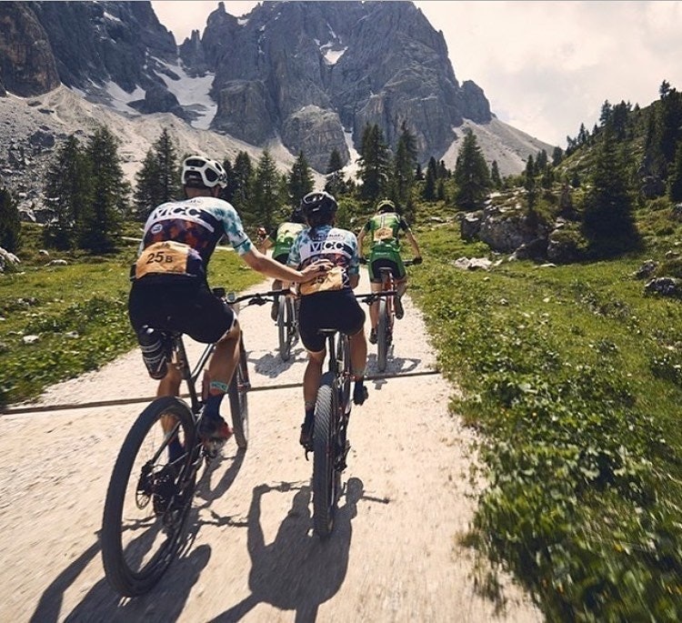 Den siste bakken på dagens 112 kilometer lange etappe ble en seig affære for noen og enhver. Foto: TransAlp Den siste bakken på dagens 112 kilometer lange etappe ble en seig affære for noen og enhver. Foto: TransAlp