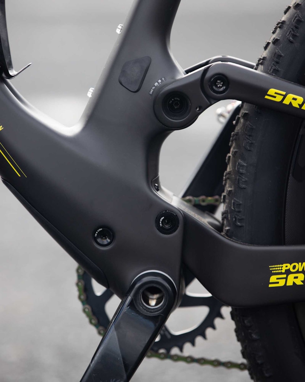 SKJULT: Her inne ligger bakdemperen på den nye sykkelen gjemt bort. Foto: Scott. scott spark 2021 nino schurter