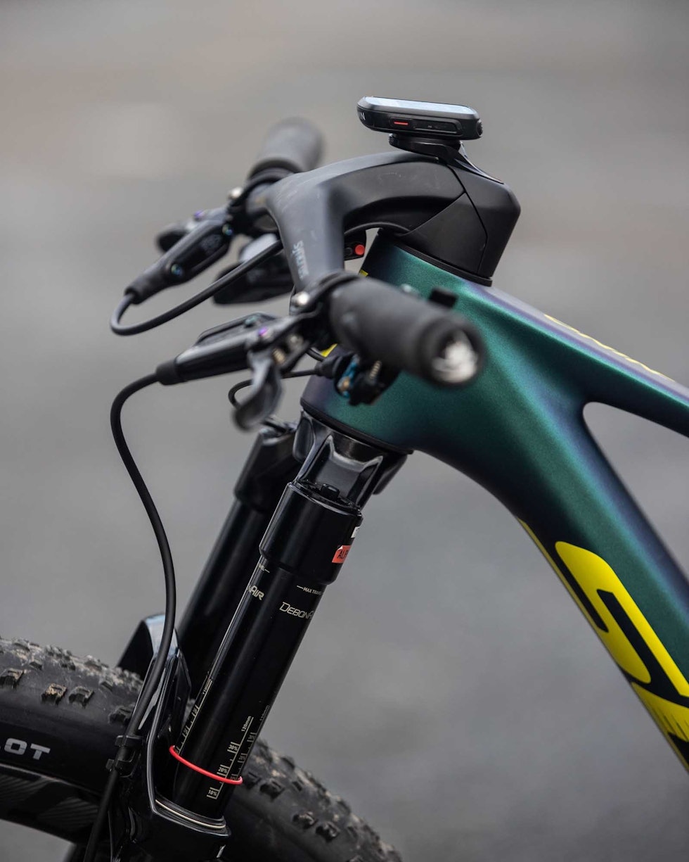 AGGRESSIVT: Det nytter ikke å sitte i bysykkel-posisjon hvis man skal vinne ritt. Nino Schurter sverger til en styre- og stemkombo som gir han hele 25 negative grader rise. Foto: Scott scott spark 2021 nino schurter