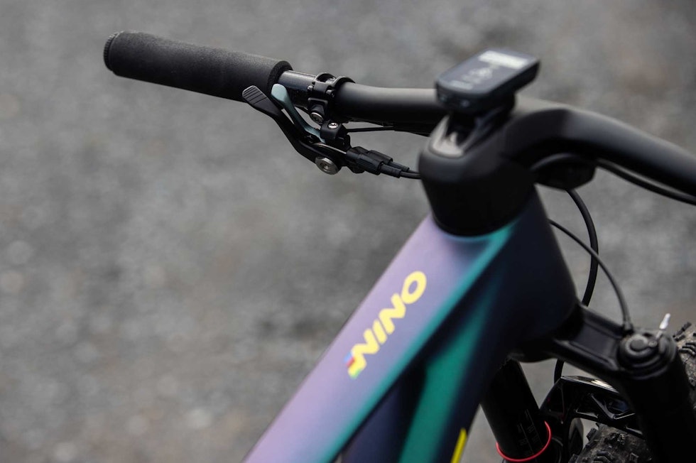 DOBBELLÅS: Twinloc-hendelen er kjent på Scott Spark fra før. scott spark 2021 nino schurter