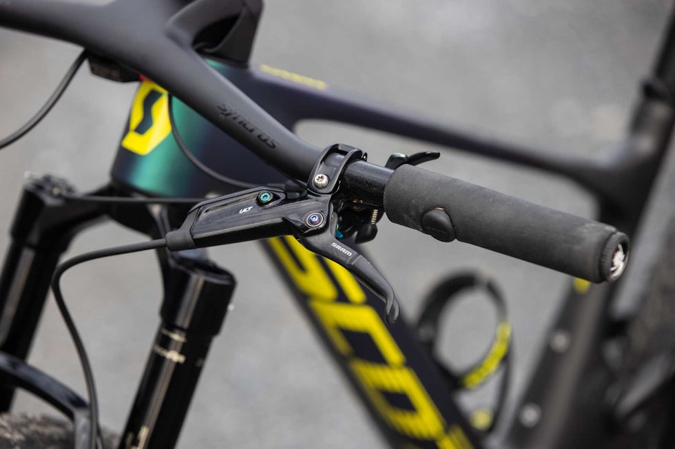 LEKKERT: Den trådløse bryteren til senkepinnen fra SRAM er pent integrert i skumholkene. Foto: Scott scott spark 2021 nino schurter