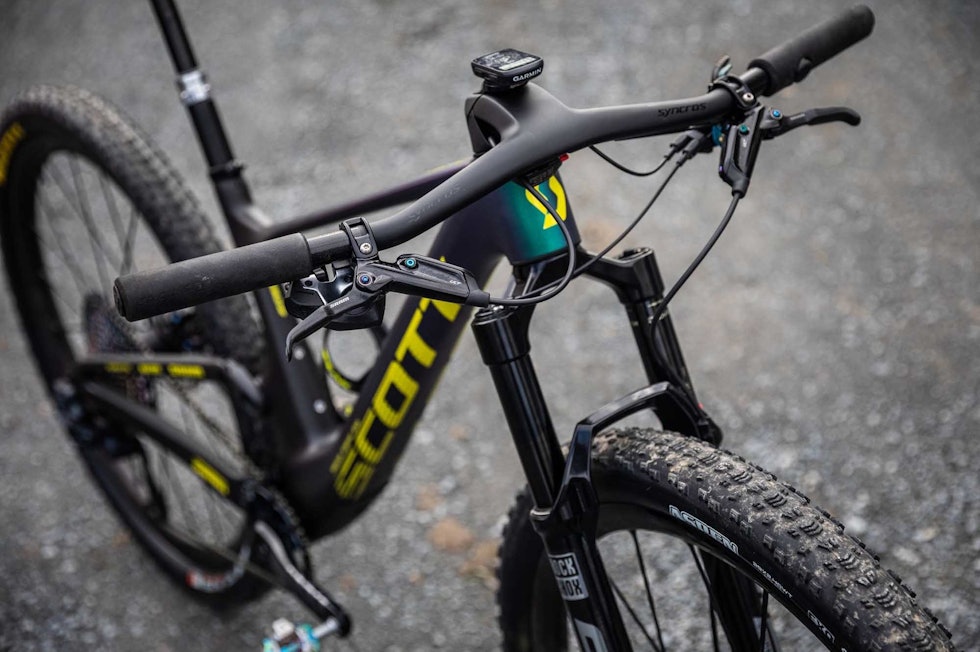SPESIAL: Nino kjører den spesielle Fraser-komboen fra Syncros med integrert styre og stem. Sveitseren holder seg faktisk helt nede på 70 centimeter styrebredde. Foto: Scott scott spark nino schurter