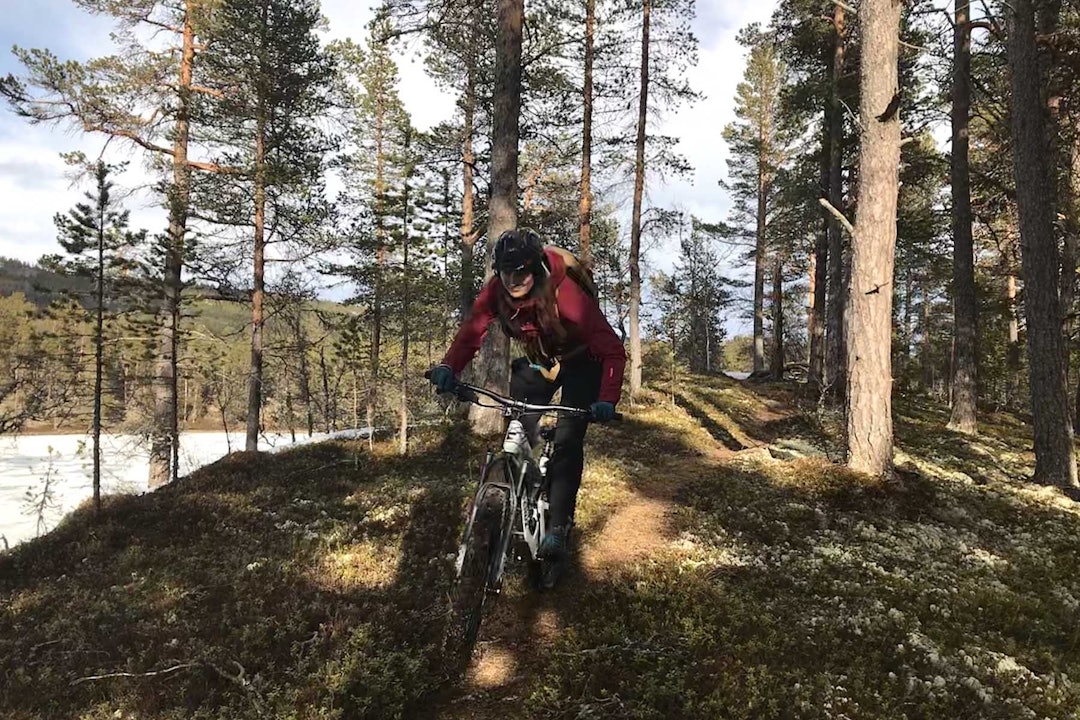 IVRIG: Maren Todal er både ivrig stisyklist og terrengsykkelguide. Nå har sesongen akkurat kommet i gang på Røros. Foto: Privat stisykling-røros-1