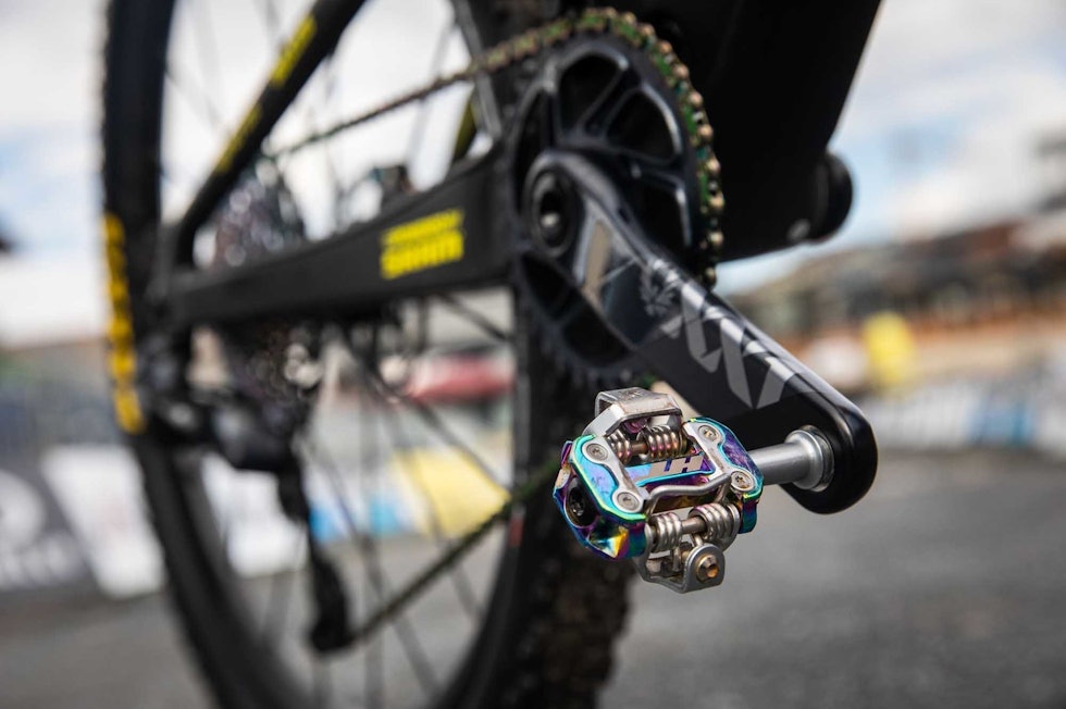 SHINY: HT-pedalene matcher fargedetaljer på kjede og kassett. Foto: Scott scott spark nino schurter