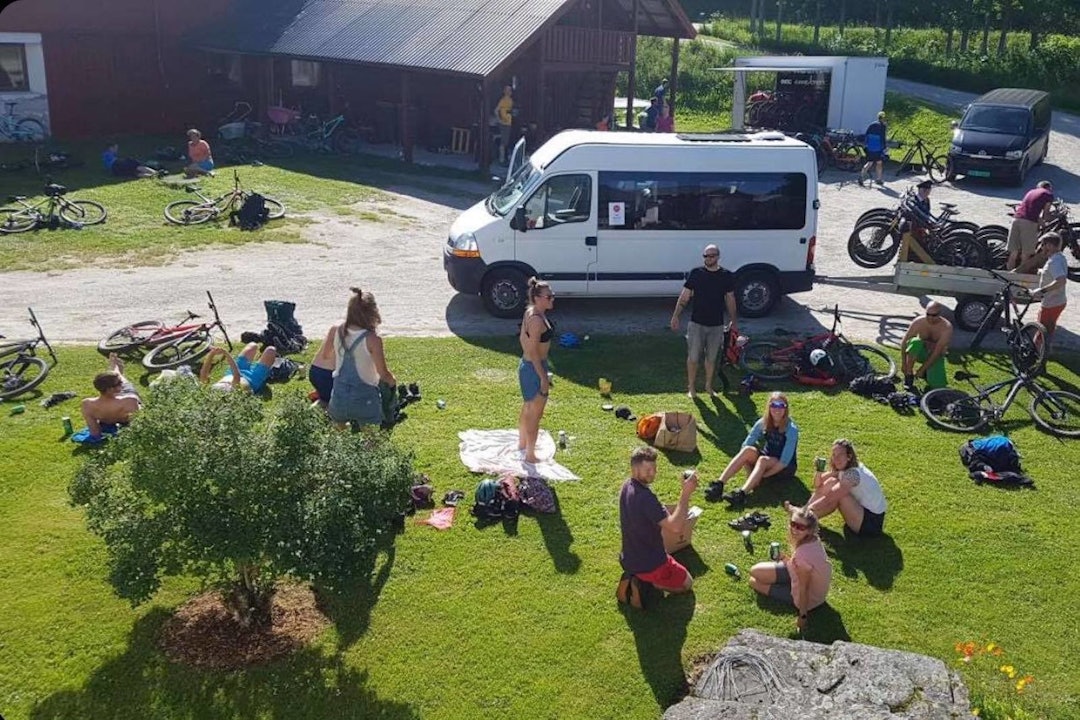 Afterbike på gården til Anders Urseth atter stituren fra Tolga Østfjell fredag ettermiddag skapte en sosial ramme rundt utflukten. Foto: Anders Urseth