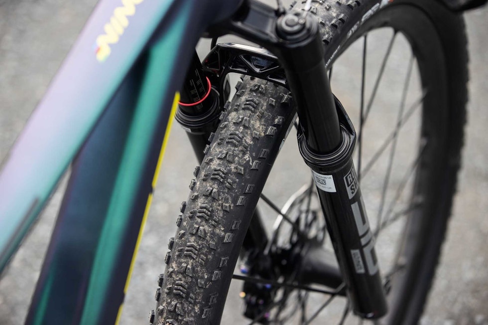 BREDT ER FETT: Det er for lengst slutt på smale dekk i rundbane. Nino Schurter går for feite Maxxis-dekk på sin Scott Spark. Foto: Scott scott spark nino schurter