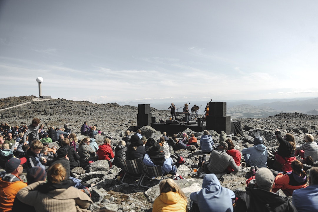 Avslutningskonserten med Valkyrien Allstars på toppen av Tronfjell ble et godt besøkt punktum for årets Livestockfestival, som samlet både musikkgjester og syklister på syklistenes arena. Foto: Marte Thoresen/Livestock