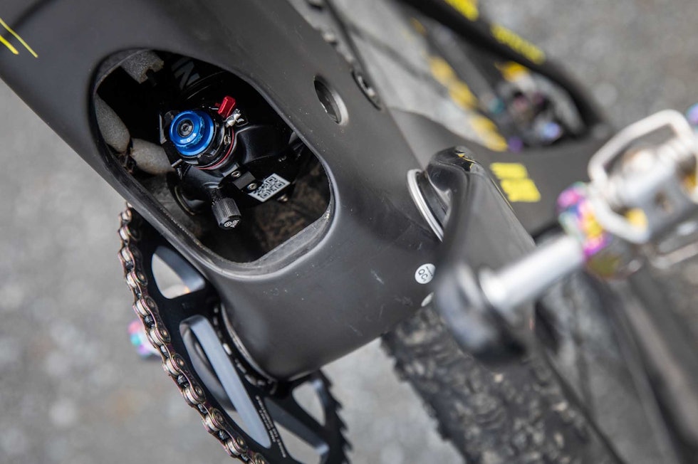 TITTEI! Fra undersiden av sykkelen titter bakdemperen fram. Foto: Scott scott spark nino schurter