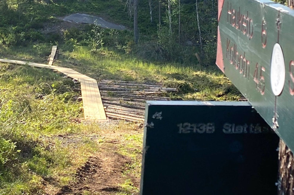 VÅT VINTER: Etter mye nedbør i vinter og generelt mer bruk av marka etter at koronapandemien rammet Norge, har behovet for vedlikehold i marka økt. Det har NOTS Follo tatt tak i, og initiert et samarbeid mellom flere aktører i skogen. Foto: Endre Løvaas Klopping Slettåsen NOTS Follo