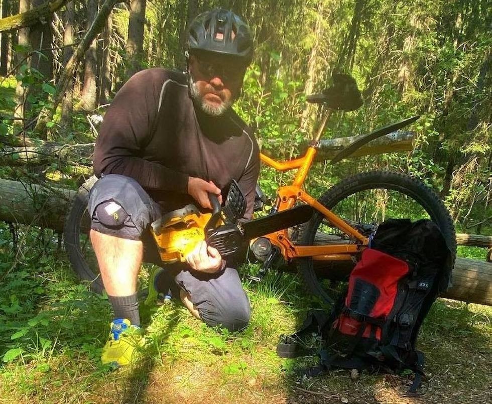 ILDSJEL: Endre Løvaas tok tak i vedlikehold på eget initiativ i fjor høst. Nå har det utviklet seg til et større mer formelt samarbeid mellom aktørene i skogen. Foto: Privat Ildsjel Endre Løvaas