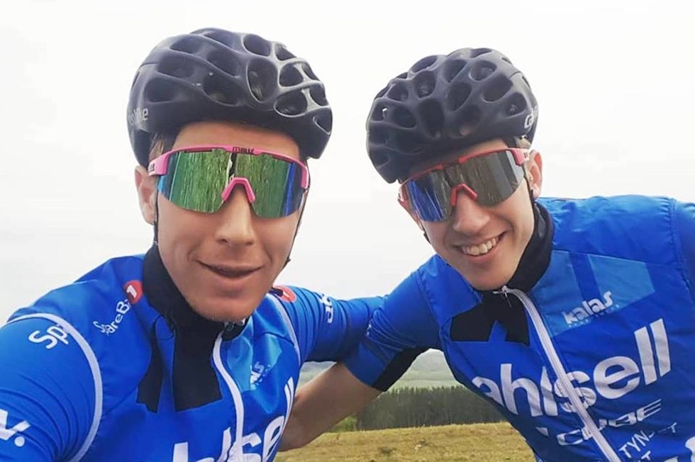 Eirik Fiskvik (til venstre) og Justinas Levikas i Ahlsell-Cube er ett av flere norske lag som stiller til start i det sju dager lange TransAlp, som starter i morgen. Foto: Privat Eirik Fiskvik (til venstre) og Justinas Levikas i Ahlsell-Cube er ett av flere norske lag som stiller til start i det sju dager lange TransAlp, som starter i morgen. Foto: Privat