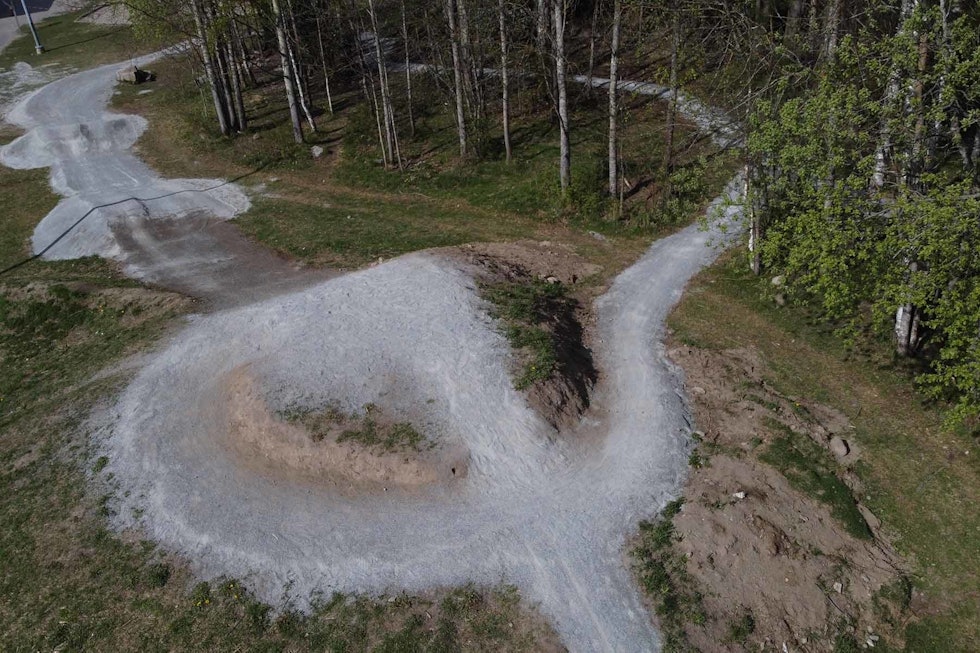 HOPP: I rundløypa finner man blant annet hopplinje for dem som vil prøve å få luft under hjulene. Foto: Trailhead Nesbyen stigeråsen sykkelpark skien gulset