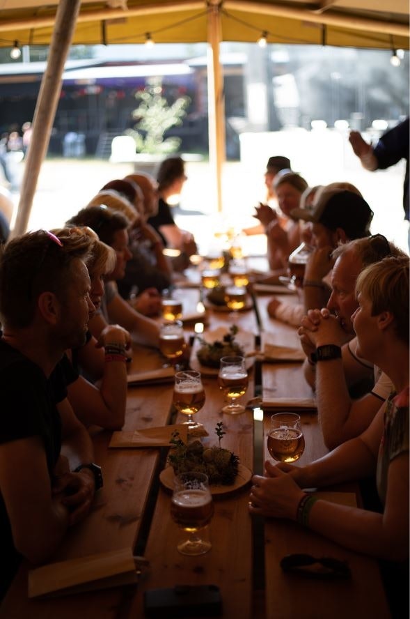 AFTERBIKE: Det legges opp til gode arenaer for sosialt samvær og festivalen tilbyr afterbike med smittevernstiltak. Bildet er fra en tidligere festival da deltakerne slapp å tenke på avstandsregulering. Foto: Søberg afterbike på livestock sykkelfilmfestival