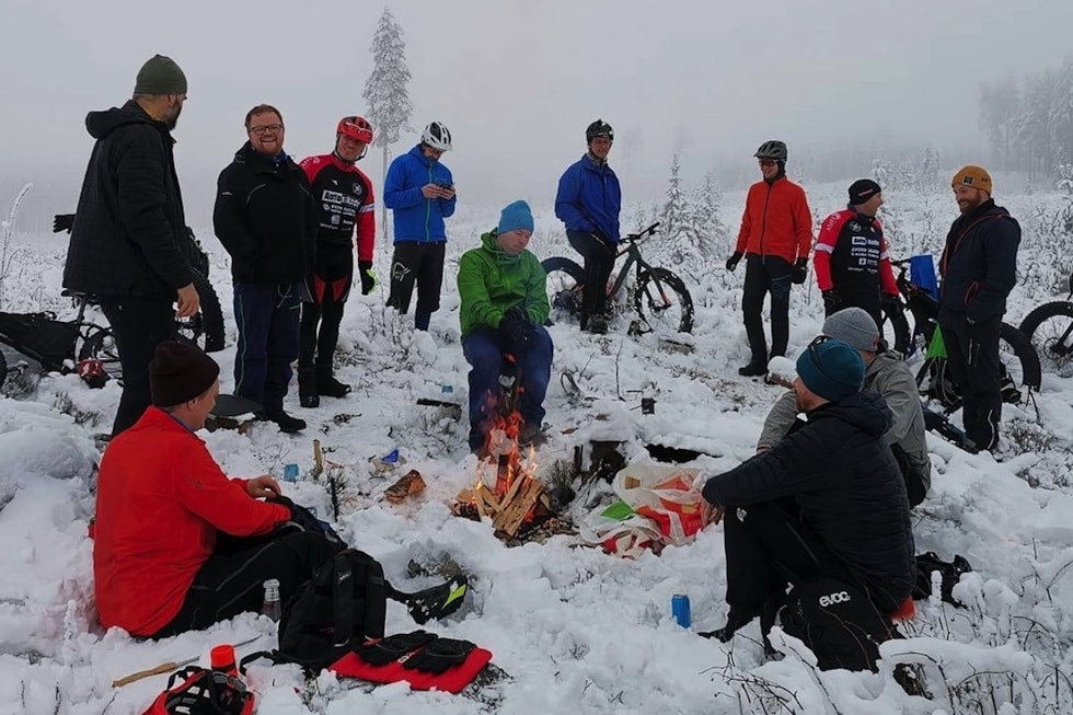 BÅLKOS: Fellesturen til Elverums Frie Stivesen i anledning Global Fatbike Day på lørdag hadde innlagt bålpause i Svartholtet. Foto: Torgeir Østenengen Global Fatbike Day Elverum 2020