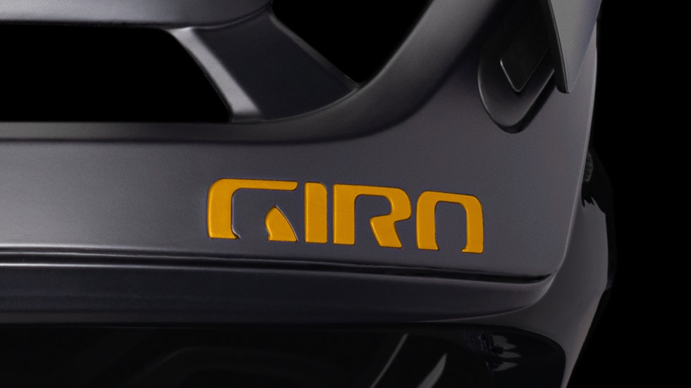 3D-LOGO: Logoen i bakhodet er ikke bare et klistremerke. Den er laget i én del og lagt inn i selve ytterskallet under støpingen av hjelmen. Giro Manifest