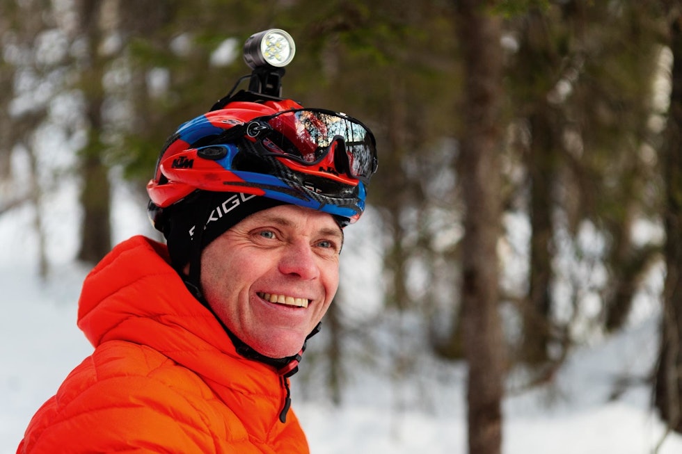 ENTUSIAST: Svein Sagbakken har tilbrakt mange timer på scooteren for å preppe stier til vintersykling. stisykling-lillehammer-3