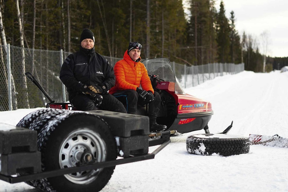 KVELDSØKT: Snorre Pedersen og Svein Sagbakken gjør seg klare for en kveldsøkt med prepping av fatbikestier. Snorre Pedersen og Svein Sagbakken prepper fatbikeløyper