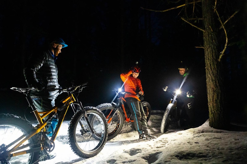 MORO I MØRKET: Vinterens korte dager legger ingen demper på entusiasmen hos vintersyklistene på Birkebeiner Skistadion. stisykling-lillehammer-4