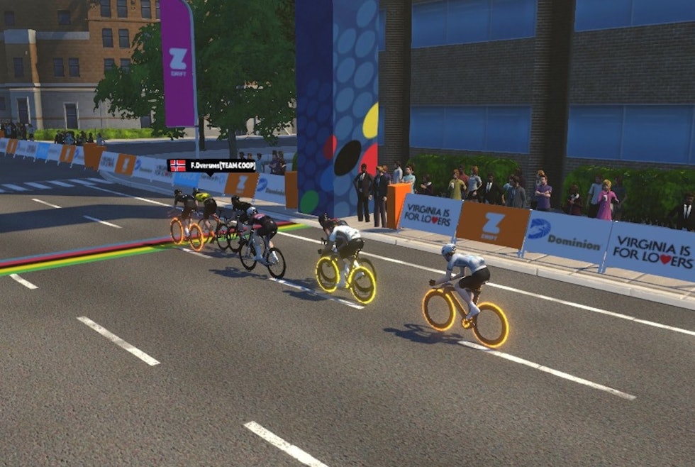 Å sykle ritt i Zwift kan være en effektiv og underholdende måte å få seg en hardøkt. Zwift og innesykling